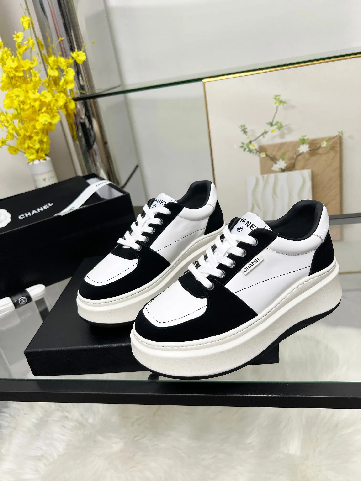 👟👟Ex-factory price 480👟👟 CHANEL 25C spring and summer new sports shoes official website is available at the same time ❤️ Counter out-of-stock kings. Major bloggers are recommending new styles on social days. This season’s new styles are simply eye-catching and look great on the feet. The casual casual sports style is refreshing and natural, interpreting Chanel’s fashionable femininity. The overall customization makes all sports models on the market at that time obsolete. This series is now available for sale! The upper is made of custom imported pebbled calf leather ➕ custom frosted calf leather. The lining is made of original one-to-one professionally customized mesh. Hardware accessories. Original full set of molds (not common in the market). Original custom molded TPU combination outsole. Height 4 cm. Women's size 35-39.